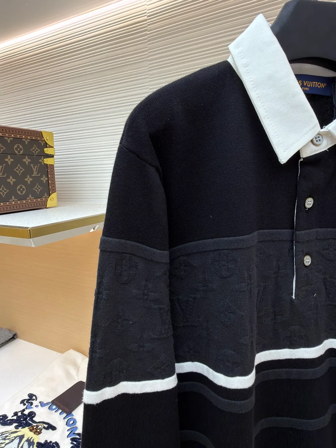 LOUIS VUITTON Jacquard long-sleeved polo shirt ●Original version: Purchased and developed for 13400 ●Item number: 1681522-B00 ●Fabric: combed cotton gauze fabric ●Technology: Jacquard production ●Color: black ●Version: Fitted version ●Weight: about 440 grams ●Size: S-M-L-XL ●Description: Soft and elastic to the touch, with excellent warmth retention and breathability. The classic lapel design fits the curve of the neck and is comfortable to wear. The knitted texture on the surface of the clothes is fine and even, showing a deep black tone, simple and elegant. The brand logo on the chest adopts precise embroidery technology, with delicate details and strong three-dimensional effect. Tailored fit to fit your body shape, showing an elegant and capable style. The ribbed design on the cuffs and hem not only increases wearing comfort, but also effectively prevents cold wind from intruding. Every stitch and thread is strictly controlled to ensure the durability and sophistication of the polo shirt. Whether it is a daily outing or a casual party, this Polo shirt can be easily worn and is an indispensable fashion item in the wardrobe. The overall wiring is straight and delicate, the fabric is comfortable and soft, and the color is consistent without color difference. It can be matched with the same style to create a fashionable look and control various occasions. Customized accessories, complete with three standards, same style for men and women!